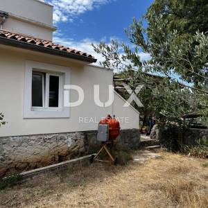 OTOK KRK, DOBRINJ (OKOLICA) -  Kuća sa 7 stambenih jedinica