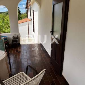 OTOK KRK, DOBRINJ (OKOLICA) -  Kuća sa 7 stambenih jedinica