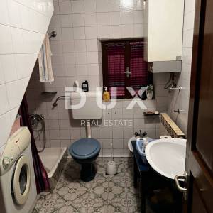 OTOK KRK, DOBRINJ (OKOLICA) -  Kuća sa 7 stambenih jedinica