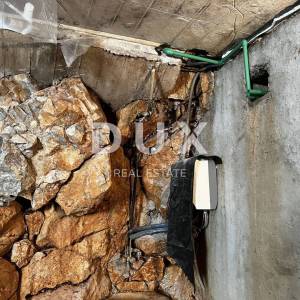 OTOK KRK, DOBRINJ (OKOLICA) -  Kuća sa 7 stambenih jedinica