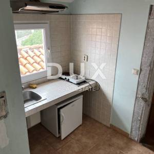 OTOK KRK, DOBRINJ (OKOLICA) -  Kuća sa 7 stambenih jedinica