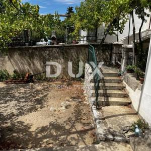 OTOK KRK, DOBRINJ (OKOLICA) -  Kuća sa 7 stambenih jedinica