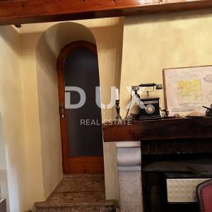 OTOK KRK, DOBRINJ (OKOLICA) -  Kuća sa 7 stambenih jedinica
