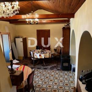 OTOK KRK, DOBRINJ (OKOLICA) -  Kuća sa 7 stambenih jedinica
