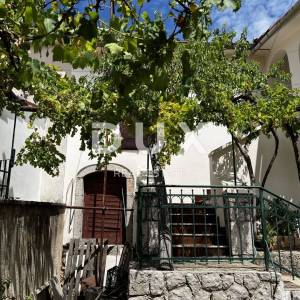 OTOK KRK, DOBRINJ (OKOLICA) -  Kuća sa 7 stambenih jedinica