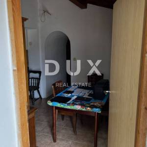 OTOK KRK, DOBRINJ (OKOLICA) -  Kuća sa 7 stambenih jedinica