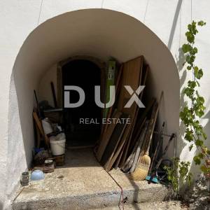 OTOK KRK, DOBRINJ (OKOLICA) -  Kuća sa 7 stambenih jedinica