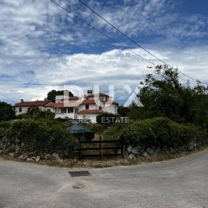 OTOK KRK, DOBRINJ (OKOLICA) -  Kuća sa 7 stambenih jedinica
