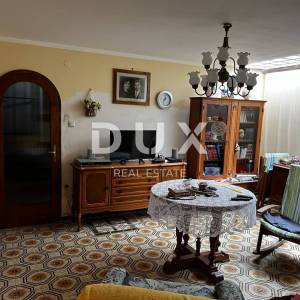 OTOK KRK, DOBRINJ (OKOLICA) -  Kuća sa 7 stambenih jedinica