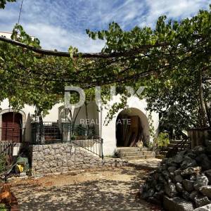 OTOK KRK, DOBRINJ (OKOLICA) -  Kuća sa 7 stambenih jedinica