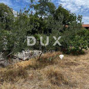 OTOK KRK, DOBRINJ (OKOLICA) -  Kuća sa 7 stambenih jedinica