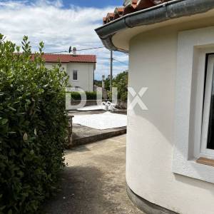 OTOK KRK, DOBRINJ (OKOLICA) -  Kuća sa 7 stambenih jedinica