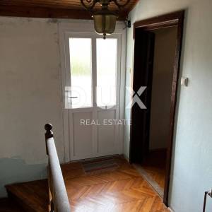OTOK KRK, DOBRINJ (OKOLICA) -  Kuća sa 7 stambenih jedinica