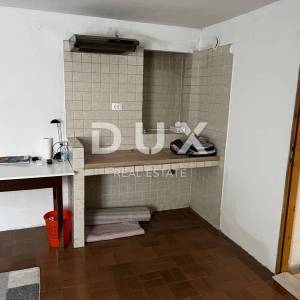 OTOK KRK, DOBRINJ (OKOLICA) -  Kuća sa 7 stambenih jedinica