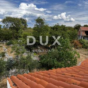 OTOK KRK, DOBRINJ (OKOLICA) -  Kuća sa 7 stambenih jedinica
