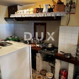 OTOK KRK, DOBRINJ (OKOLICA) -  Kuća sa 7 stambenih jedinica