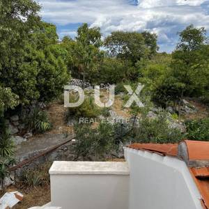 OTOK KRK, DOBRINJ (OKOLICA) -  Kuća sa 7 stambenih jedinica