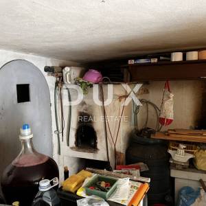 OTOK KRK, DOBRINJ (OKOLICA) -  Kuća sa 7 stambenih jedinica