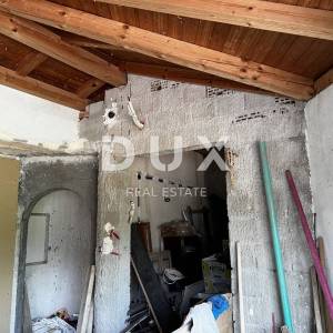 OTOK KRK, DOBRINJ (OKOLICA) -  Kuća sa 7 stambenih jedinica