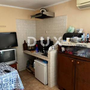 OTOK KRK, DOBRINJ (OKOLICA) -  Kuća sa 7 stambenih jedinica