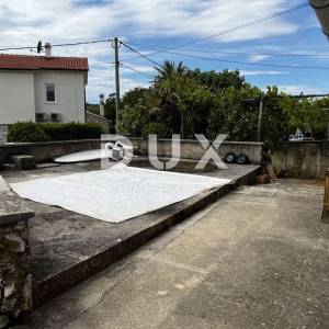 OTOK KRK, DOBRINJ (OKOLICA) -  Kuća sa 7 stambenih jedinica
