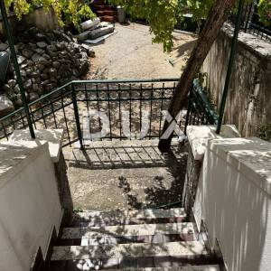 OTOK KRK, DOBRINJ (OKOLICA) -  Kuća sa 7 stambenih jedinica