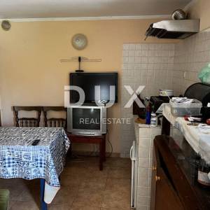 OTOK KRK, DOBRINJ (OKOLICA) -  Kuća sa 7 stambenih jedinica