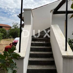 OTOK KRK, DOBRINJ (OKOLICA) -  Kuća sa 7 stambenih jedinica