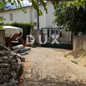 OTOK KRK, DOBRINJ (OKOLICA) -  Kuća sa 7 stambenih jedinica