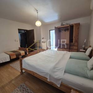 Otok Krk, Dobrinj - okolica, kuća s 4 stana, garaža, velika okućnica