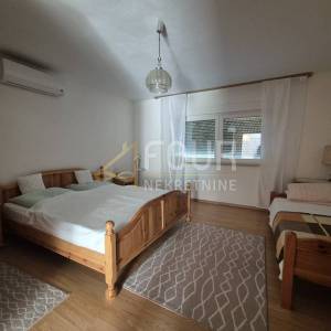 Otok Krk, Dobrinj - okolica, kuća s 4 stana, garaža, velika okućnica