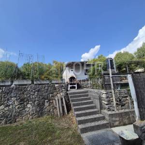 Otok Krk, Dobrinj - okolica, kuća s 4 stana, garaža, velika okućnica