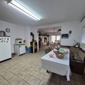 Otok Krk, Dobrinj - okolica, kuća s 4 stana, garaža, velika okućnica