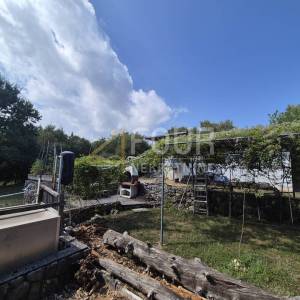 Otok Krk, Dobrinj - okolica, kuća s 4 stana, garaža, velika okućnica
