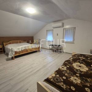 Otok Krk, Dobrinj - okolica, kuća s 4 stana, garaža, velika okućnica