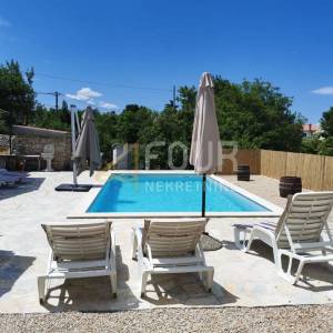 Otok Krk, Dobrinj - okolica, samostojeća kuća s bazenom, 104m2