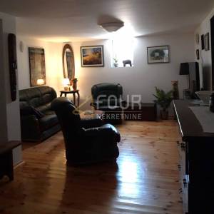 Otok Krk, Dobrinj - okolica, samostojeća kuća s bazenom, 104m2