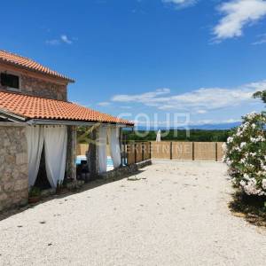 Otok Krk, Dobrinj - okolica, samostojeća kuća s bazenom, 104m2