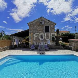 Otok Krk, Dobrinj - okolica, samostojeća kuća s bazenom, 104m2