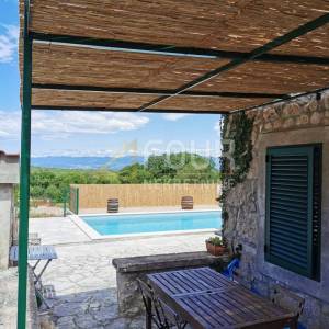 Otok Krk, Dobrinj - okolica, samostojeća kuća s bazenom, 104m2