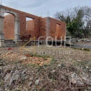 Otok Krk, Dobrinj - okolica, zemljište 416m2 sa započetom gradnjom