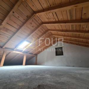 Otok Krk, Dobrinj - okolica, kuća s 2 stana, 112.98m2