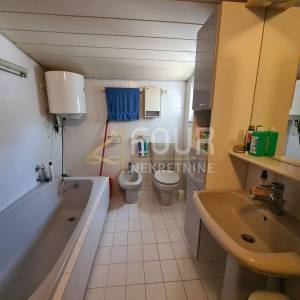 Otok Krk, Dobrinj okolica, samostojeća kuća 100m2, konoba, garaža