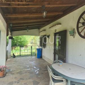 Otok Krk, Dobrinj okolica, samostojeća kuća 100m2, konoba, garaža