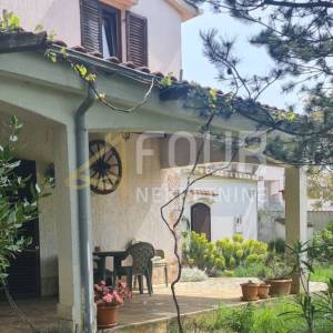 Otok Krk, Dobrinj okolica, samostojeća kuća 100m2, konoba, garaža