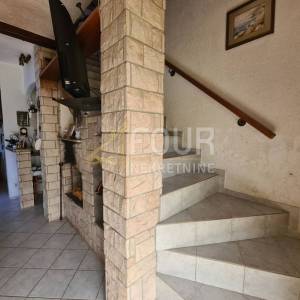 Otok Krk, Dobrinj okolica, samostojeća kuća 100m2, konoba, garaža