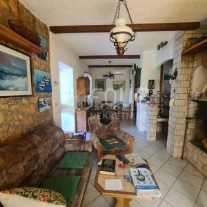 Otok Krk, Dobrinj okolica, samostojeća kuća 100m2, konoba, garaža
