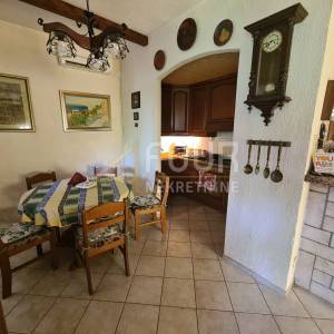 Otok Krk, Dobrinj okolica, samostojeća kuća 100m2, konoba, garaža