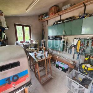 Otok Krk, Dobrinj okolica, samostojeća kuća 100m2, konoba, garaža