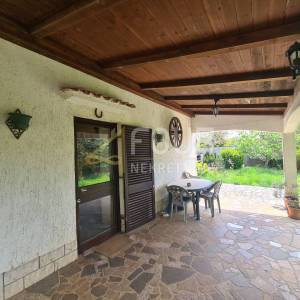 Otok Krk, Dobrinj okolica, samostojeća kuća 100m2, konoba, garaža